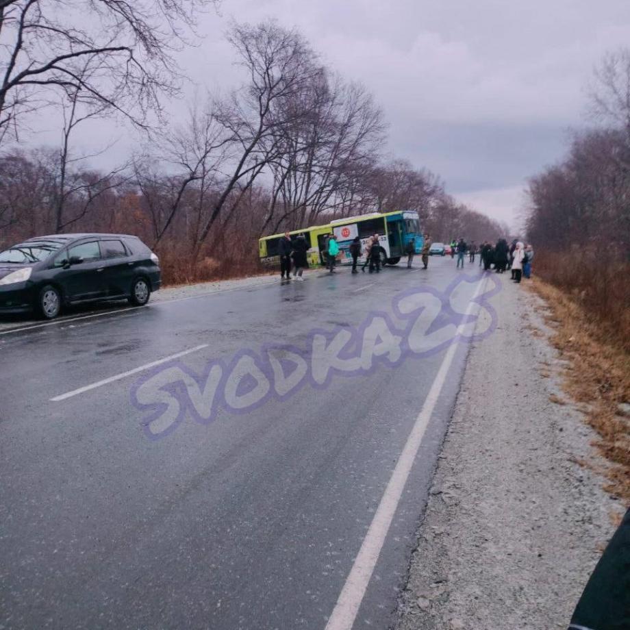Фото: Telegram-канал svodka25 | Есть пострадавшие. В Приморье перевернулся автобус с детьми