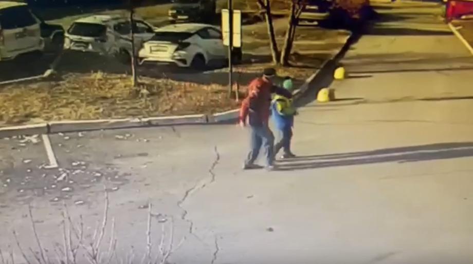 Фото: Кадр видео | Во Владивостоке неадекватный мужчина приставал к ребенку