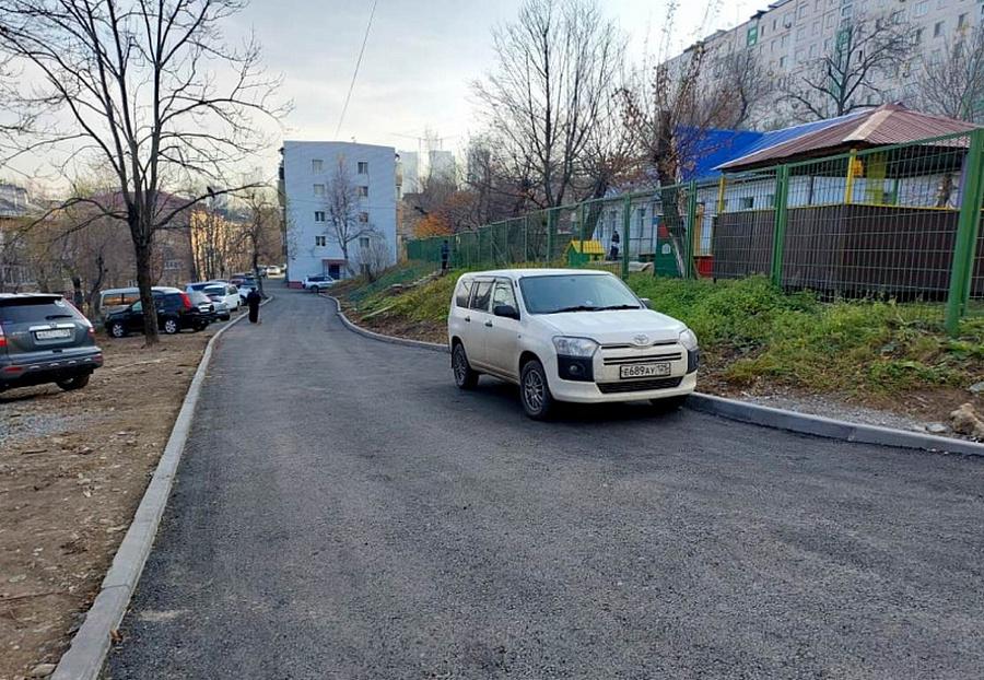 Фото: vlc.ru | Во Владивостоке по 19 адресам отремонтировали тротуары и проезды к домам