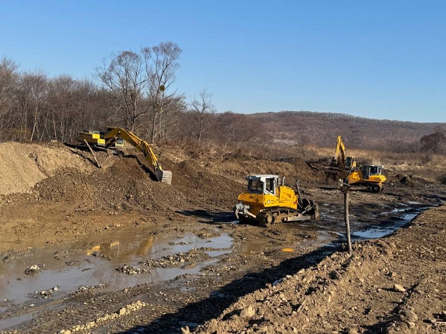 Приморские спасатели отводят реку Суходол от села Романовка