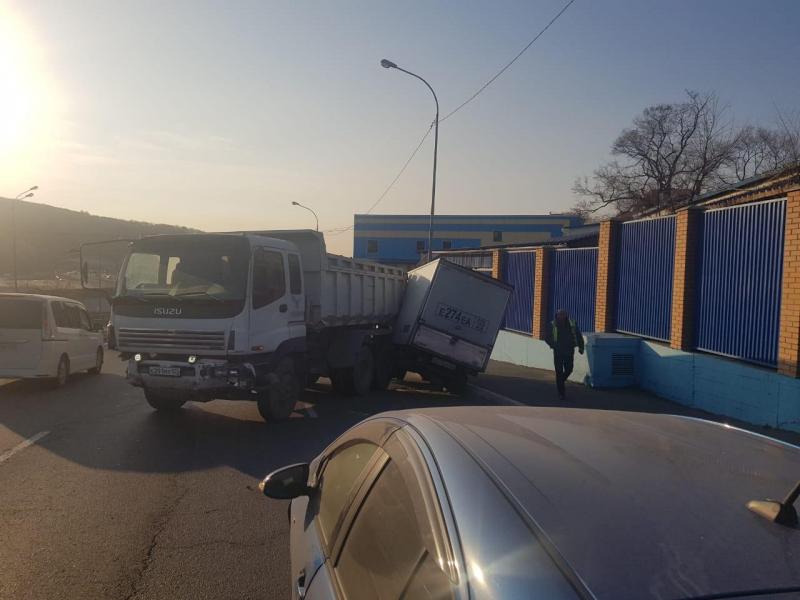 Озвучены обстоятельства необычного ДТП с участием грузовиков во Владивостоке