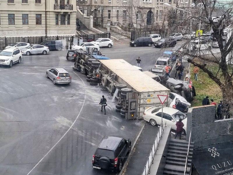 Месиво из машин: на опасном спуске во Владивостоке фура придавила автомобили
