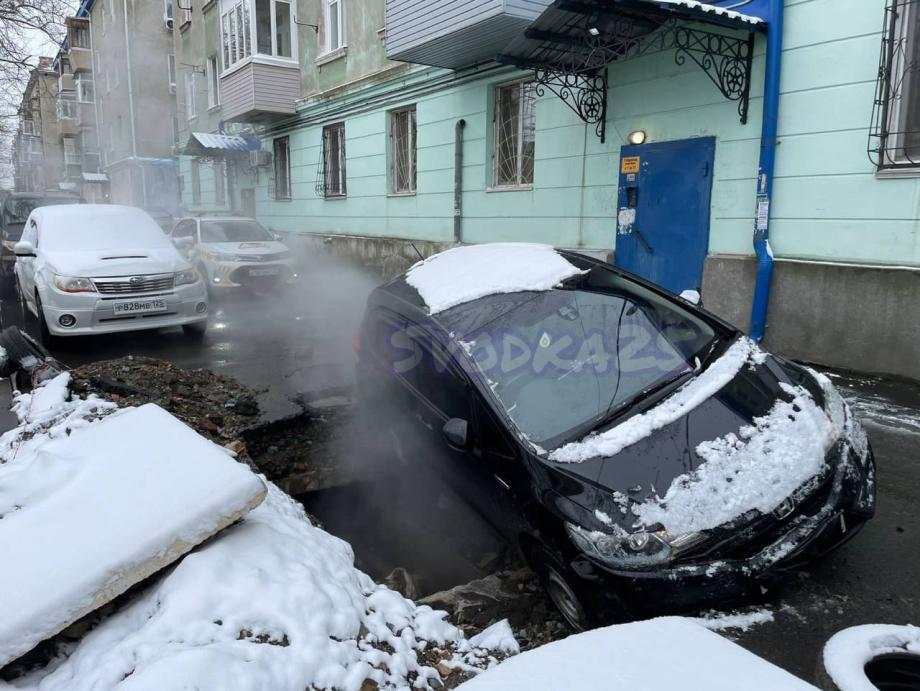 «Портал в ад». Во Владивостоке машина провалилась под землю