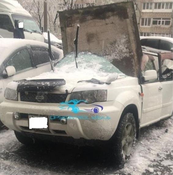 Во Владивостоке проводится проверка по факту резонансного падения плиты на автомобиль