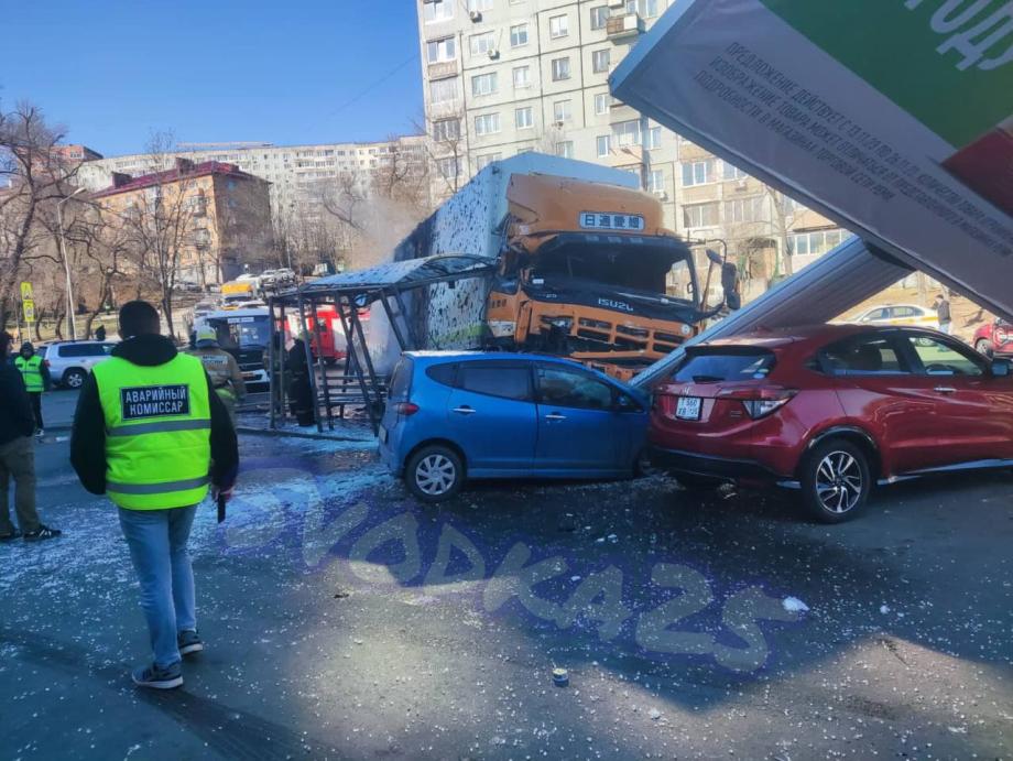 Фото: Telegram-канал Svodka25 | Есть видео с места ЧП. Во Владивостоке фура без тормозов влетела в автобусную остановку и загорелась