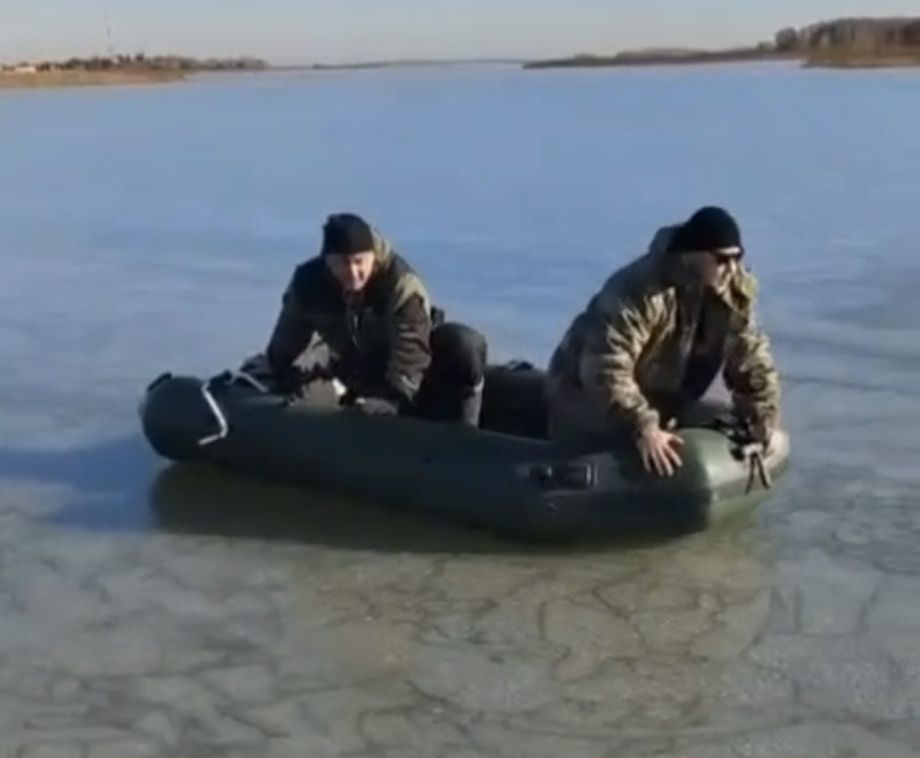 Первый тонкий лёд манит любителей подледной ловли