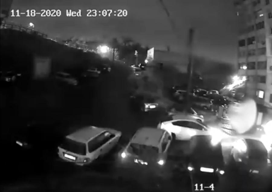 Во Владивостоке белый Prius протаранил внедорожник и скрылся с места происшествия