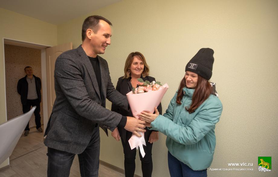 Фото: Анастасия Котлярова/vlc.ru | Участнице программы по обеспечению жильем сирот вручили ключи от квартиры во Владивостоке