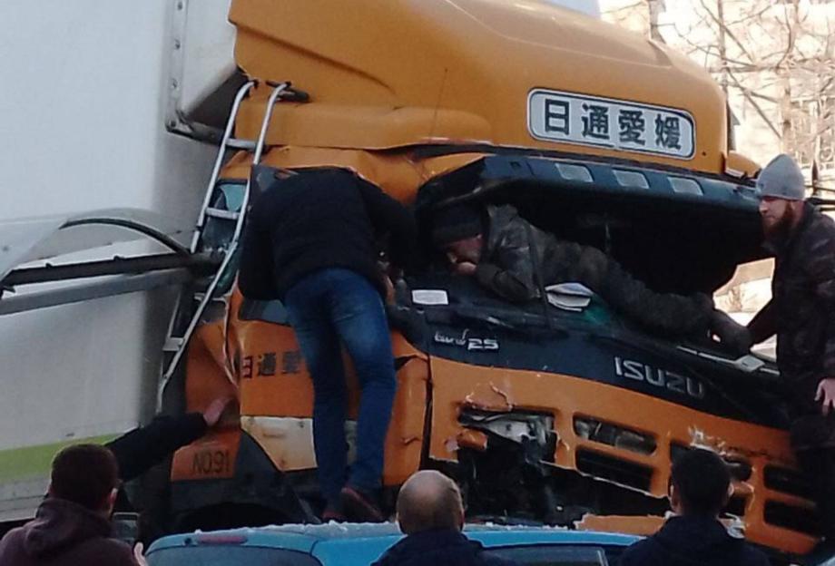 Водителю грузовика, снесшего остановку во Владивостоке, придется заплатить