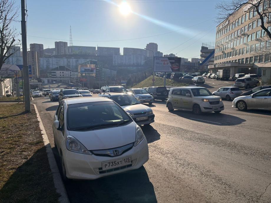 Во Владивостоке наглый водитель бросает свою машину под запрещающим знаком