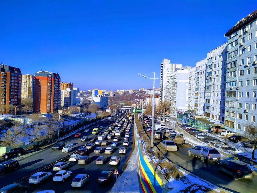 Многокилометровые пробки сковывают Владивосток
