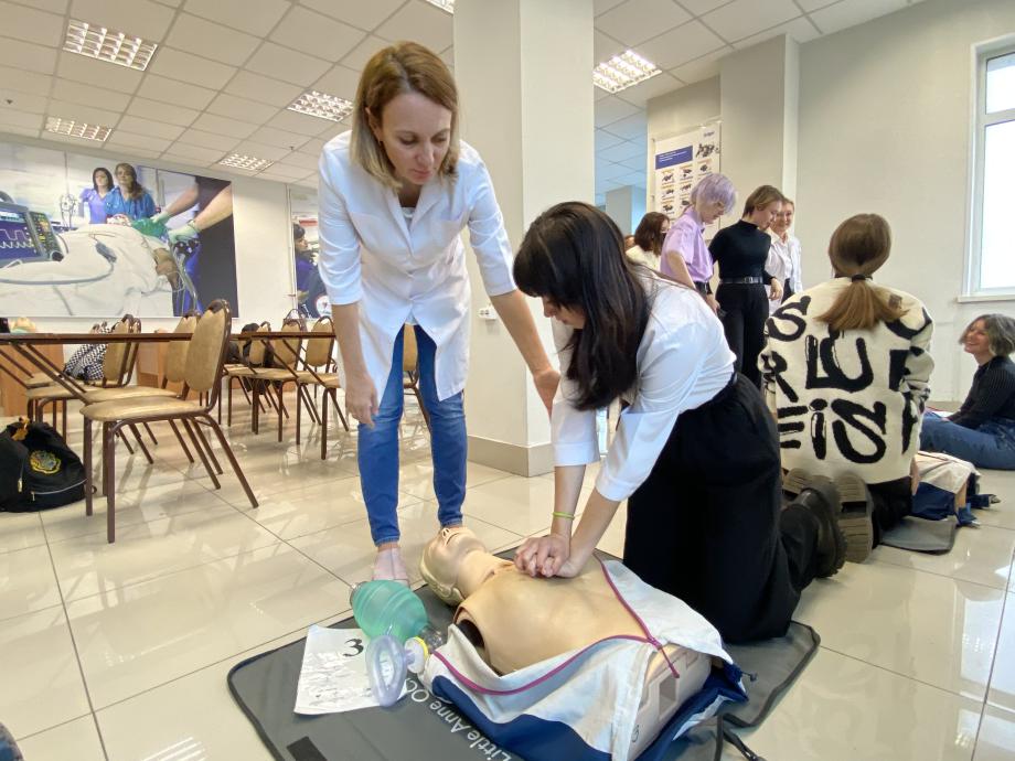 Фото: PRIMPRESS | Школьники Приморья примерили на себя роль медсестер в симуляционном центре ТГМУ