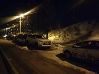 С ледяного склона под колеса иномарки: во Владивостоке госпитализирован ребенок