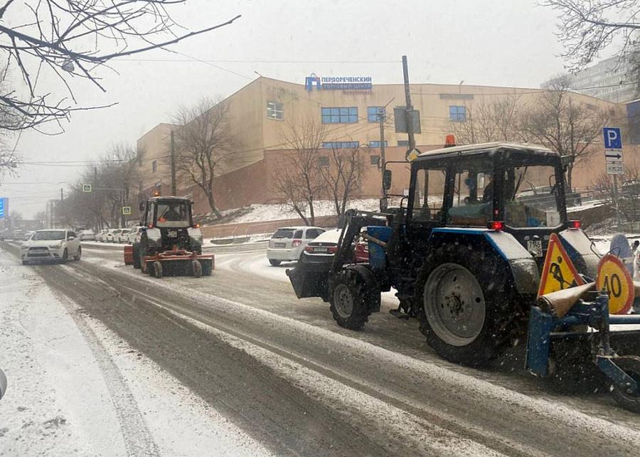 Во Владивостоке ликвидируют последствия снегопада