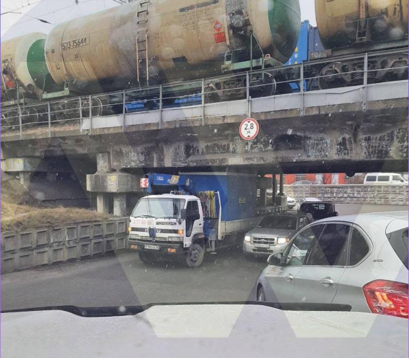 Фото: NEWS.VL | «Опять не рассчитал»: во Владивостоке под мостом застрял большегруз