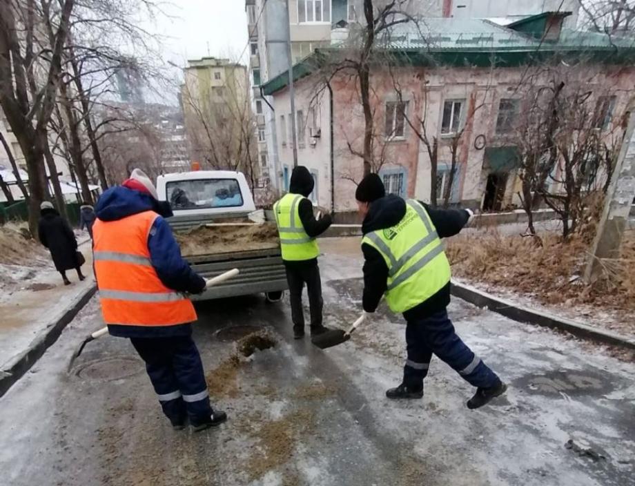 Во Владивостоке для очистки сложных участков используют реагенты
