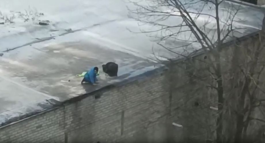 Подростки устроили опасные игры на скользкой крыше во Владивостоке