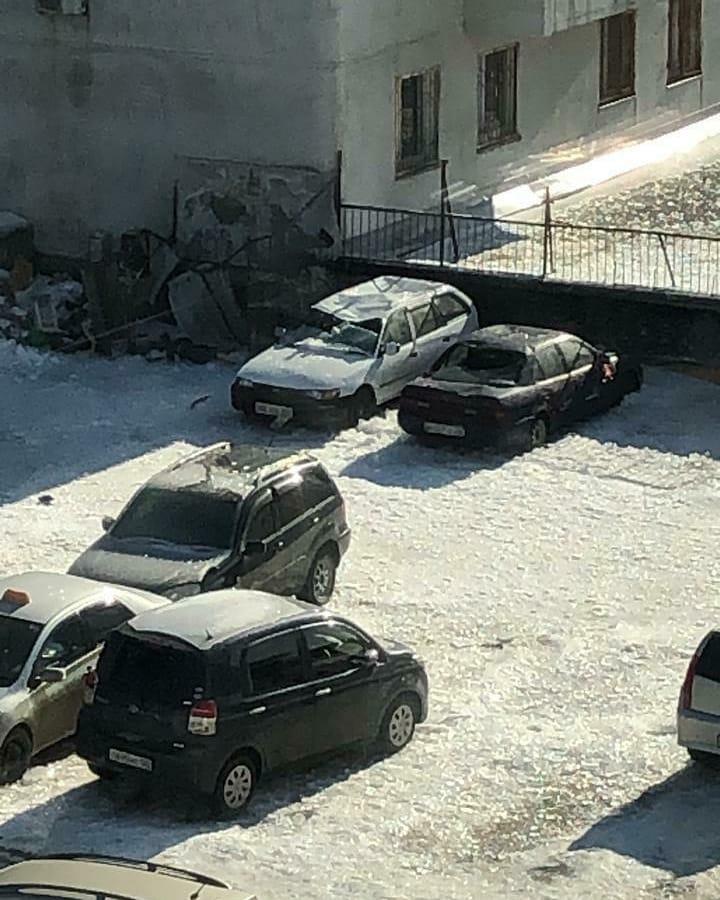 Во Владивостоке неприятное происшествие случилось с владельцами припаркованных машин