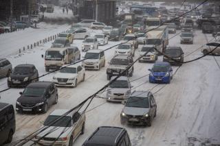 Владивосток встал с утра в снежные пробки