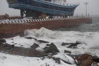 Фото: Елена Буйвол/ PRIMPRESS | Зимнее море в шторм. Как выглядит самый популярный берег Владивостока во время снегопада