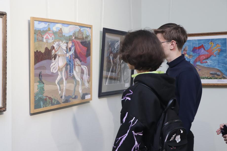 От былинных богатырей до исторических личностей: выставка работ юных художников открылась во Владивостоке