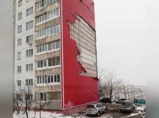 Фото: скриншот rec_vl | Штормовой ветер во Владивостоке сорвал обшивку со стены многоквартирного жилого дома