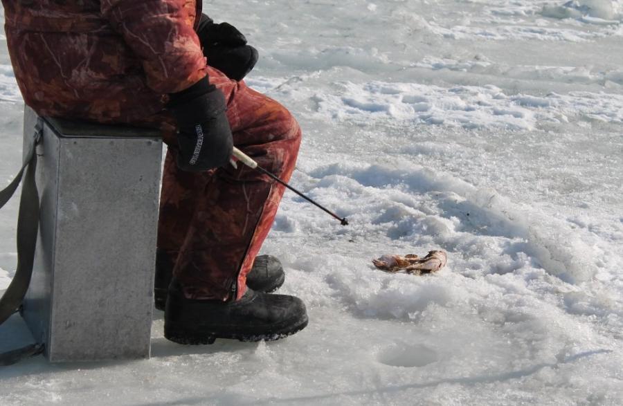 Фото: PRIMPRESS | «Пошла вода». В месте массового скопления рыбаков в Приморье трескается лед