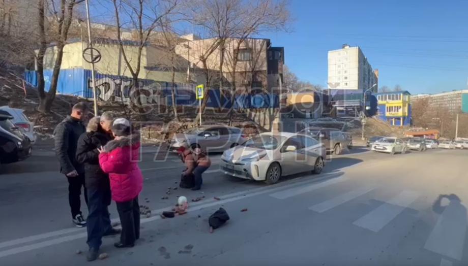 Фото: strahovoi_garant_vvo | Во Владивостоке «приусовод» сбил двух пешеходов на переходе