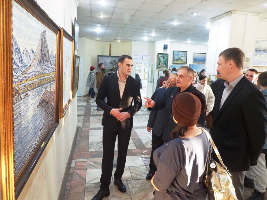 «Это возможность взглянуть на пройденный путь»: выставка уссурийских художников связала поколения