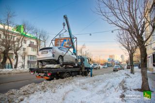 Фото: Максим Долбнин/vlc.ru | Во Владивостоке не церемонятся с нерадивыми автомобилистами, мешающими очистить улицы от снега