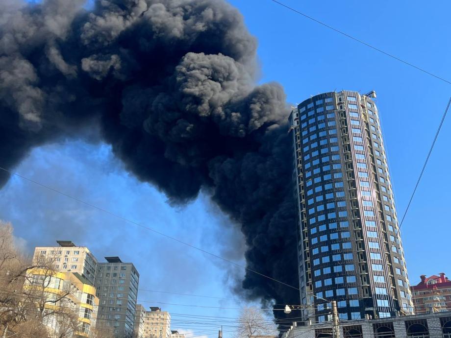 Фото: PRIMPRESS | Пожар в жилом комплексе на «Дальпрессе». Публикуем фото и видео с места ЧП