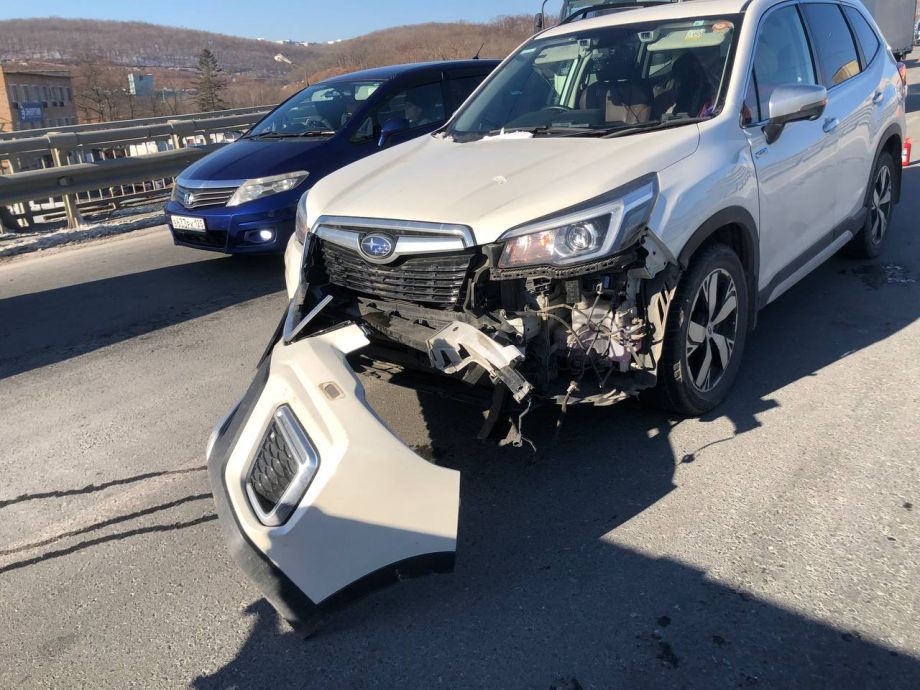 Автоледи на «Форике» влетела в фуру на объездной трассе во Владивостоке