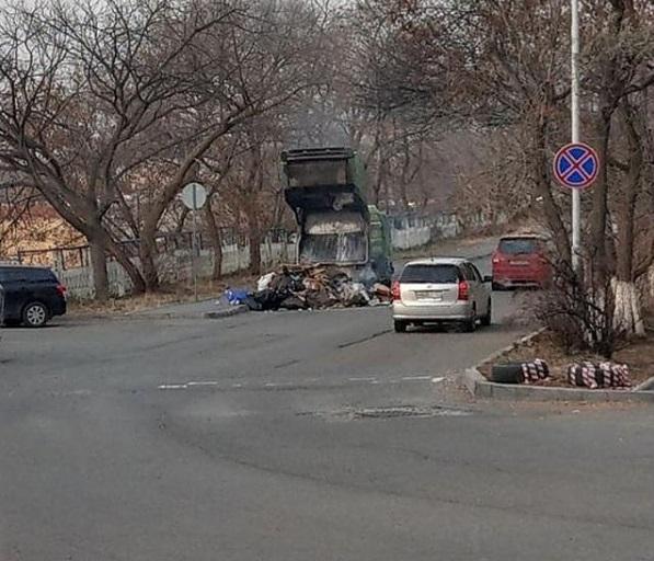Фото: скриншот dpscontrol | Во Владивостоке оперативно потушили загоревшийся мусоровоз