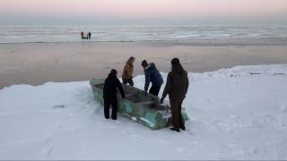 Фото: 25.mchs.gov.ru | А могли утонуть: в Приморье сняли со льдины двух рыбаков и ребенка