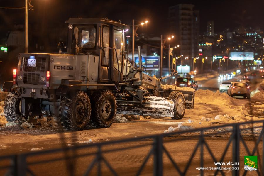 Названы улицы, с которых минувшей ночью рабочие вывезли снег во Владивостоке