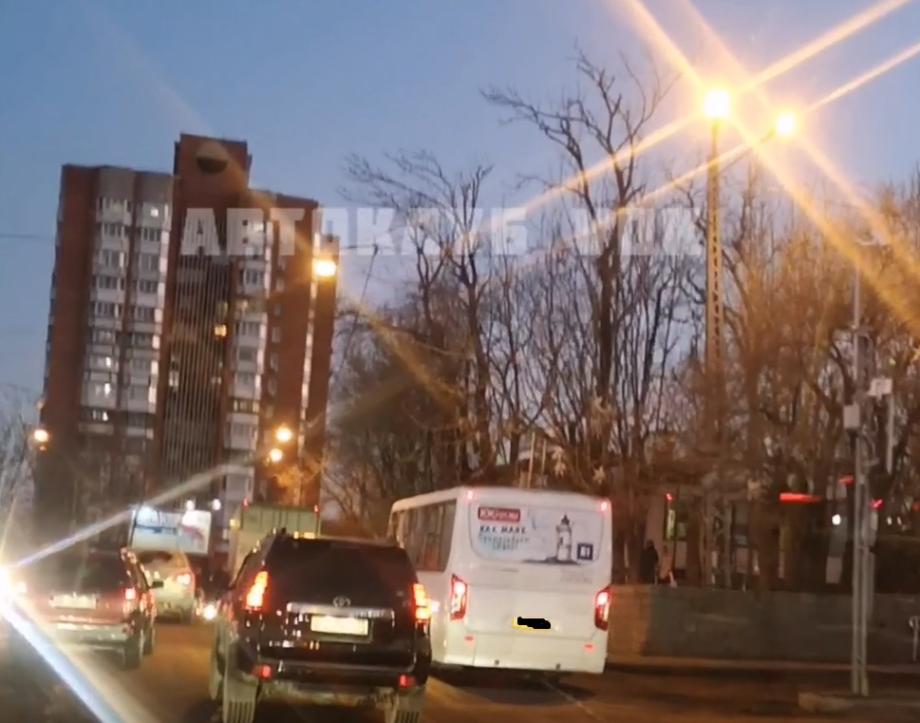 Водитель автобуса грубо нарушил ПДД во Владивостоке