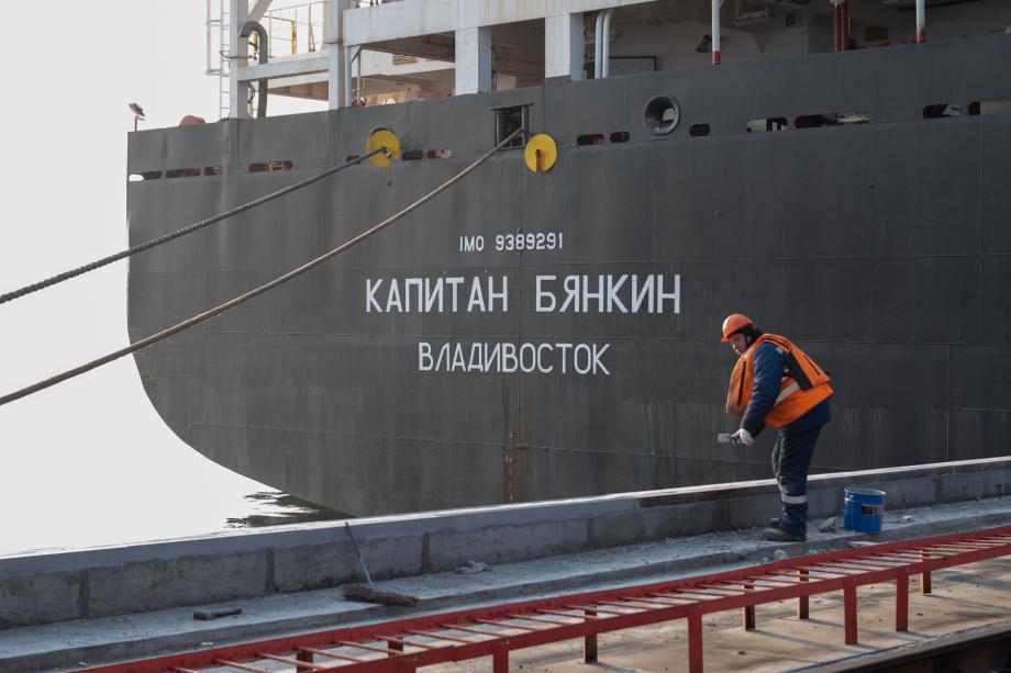Фото: Елена Буйвол / PRIMPRESS | «Капитан Бянкин» причалил в порт приписки Владивосток