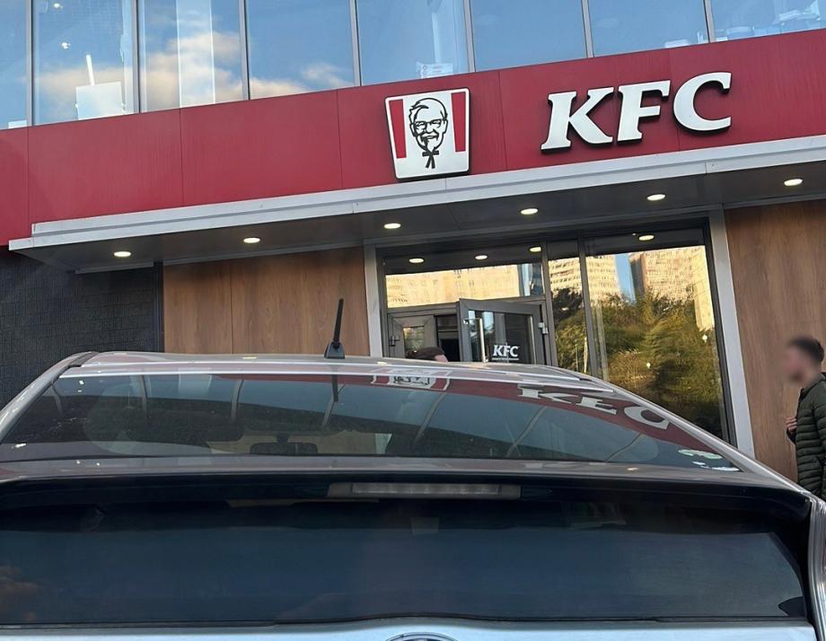 Фото: Максим Протасов / PRIMPRESS | Медики рассказали о состоянии мужчины, выброшенного сотрудниками KFC на улицу