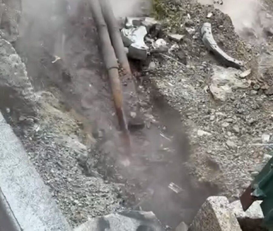 Поток горячей воды хлещет из труб в центре Владивостока