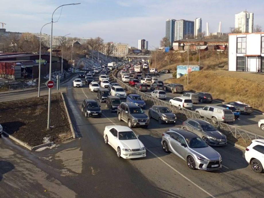 Владивосток стоит в километровых пробках в выходной день