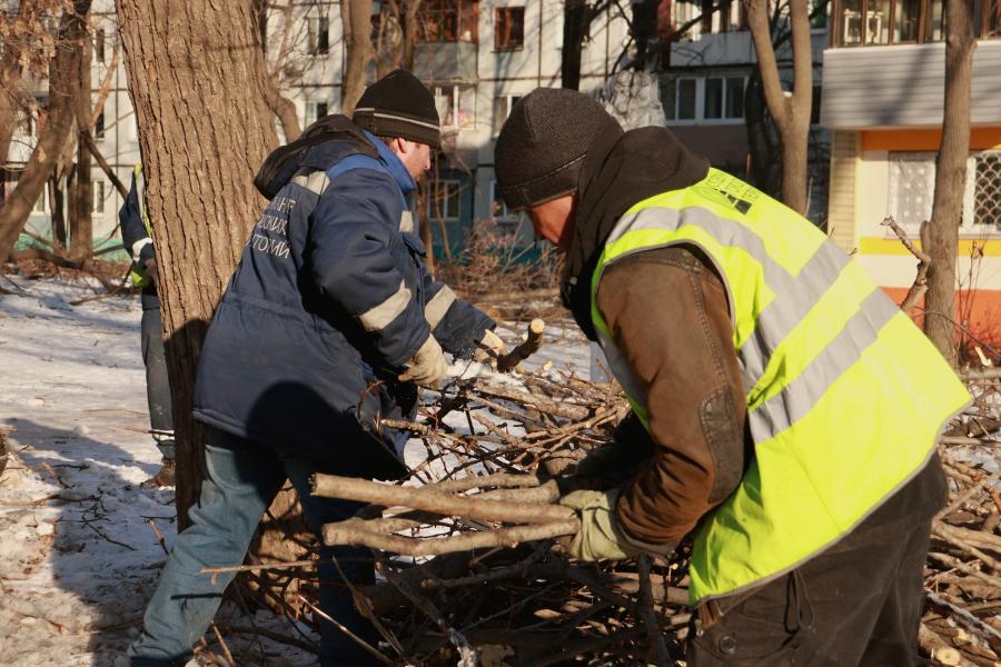 Работы по расчистке проездов и дворовых территорий продолжаются в районе Давыдова