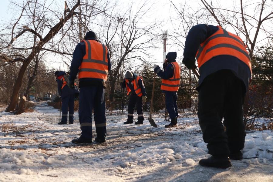 В районе проспекта 100-летия Владивостока, 29 очистили участок дороги близ школы