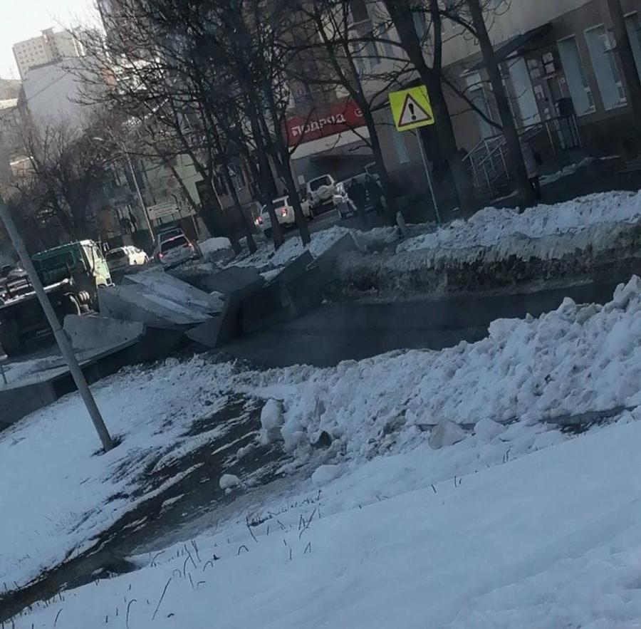 Во Владивостоке с грузовика упали блоки и заблокировали проезд другим машинам