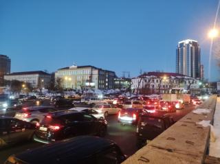 Фото: PRIMPRESS | Движение замерло: владивостокцы встретили закат в 10-балльных пробках