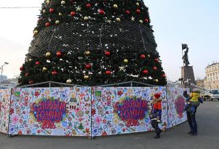 От живой ели до зеленого конуса: какие елки украшали центральную площадь Владивостока в 2000-2020 годы