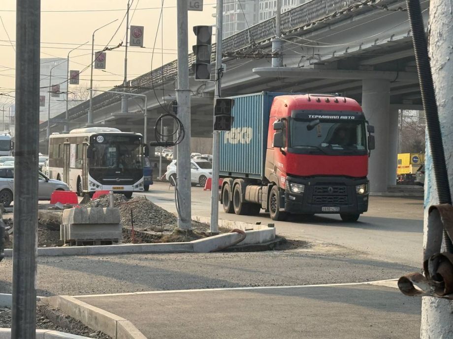 Водителей предупреждают: на перекрестке в районе Второй Речки завершен монтаж светофора