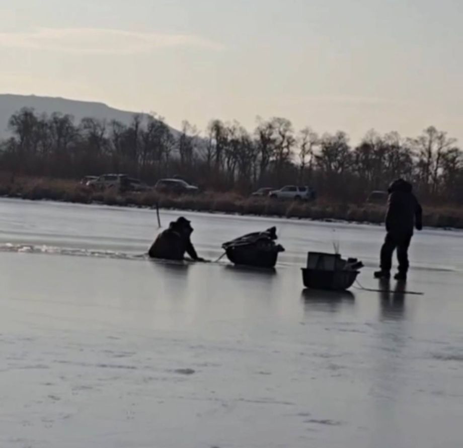 Первые ЧП на льду: рыбаки провалились во время ловли наваги в Приморье