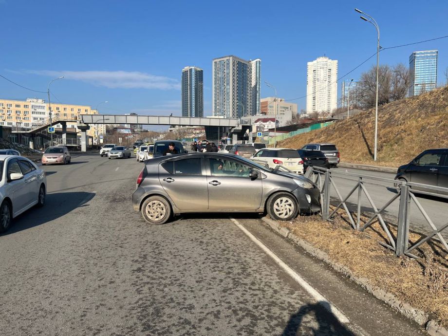 Во Владивостоке узбек за рулем «потерял» колесо и «поцеловал» леера