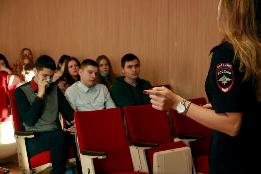 Во Владивостоке продолжаются профилактические беседы о безопасности дорожного движения со школьниками и студентами