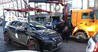 Эвакуаторы регулярно увозят десятки машин с платных парковок во Владивостоке